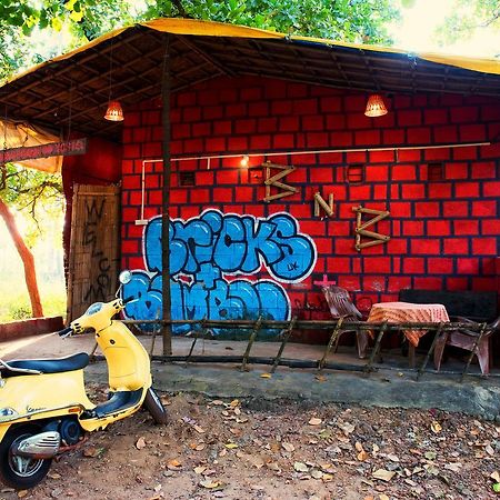 Bricks And Bamboo Hostel Anjuna Exterior photo